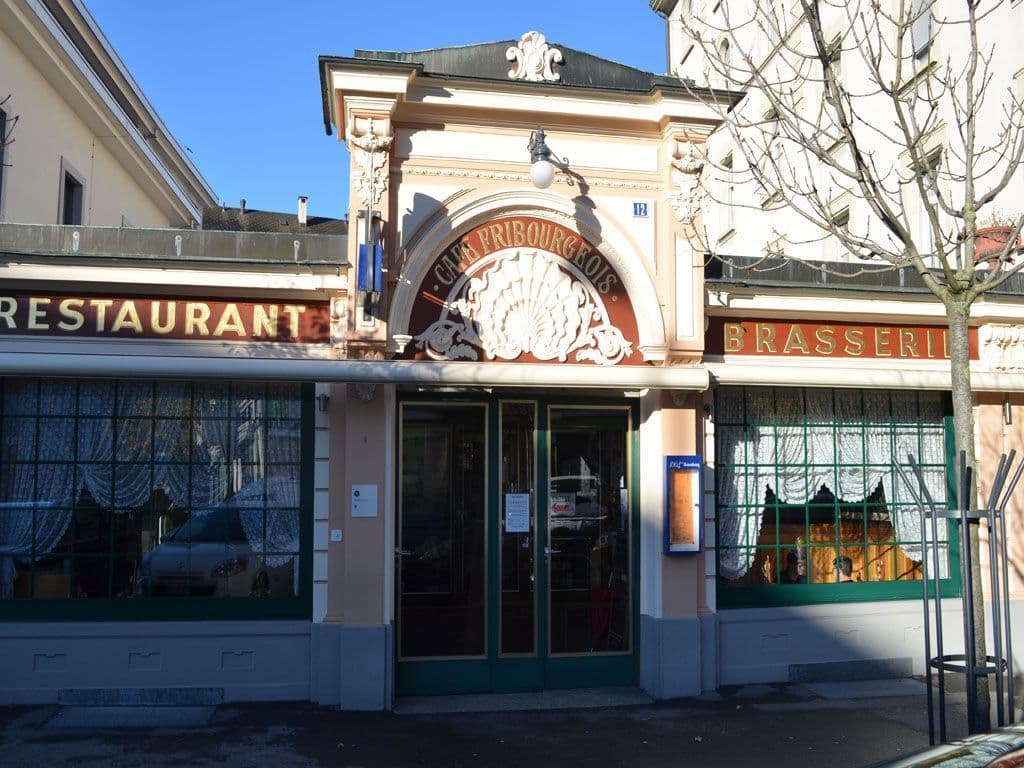 Façade Au Fribourgeois, Place des Alpes — Bulle